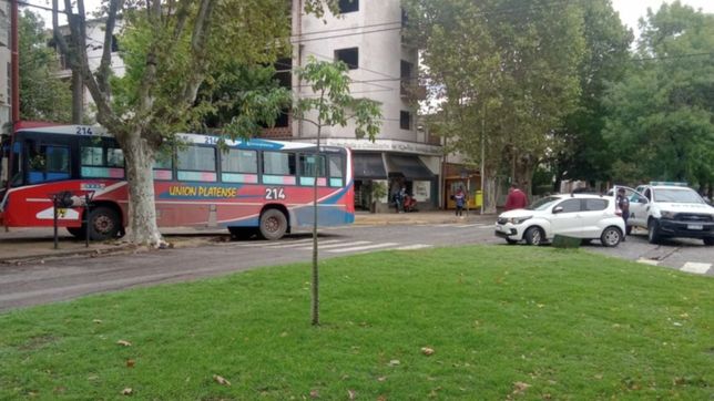 susto en la plata por un accidente que casi termina con un micro incrustado en un edificio