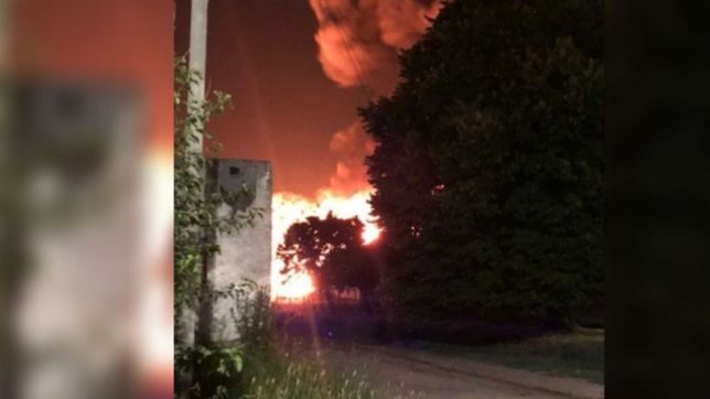 videos: tension por un voraz incendio en un deposito de la plata