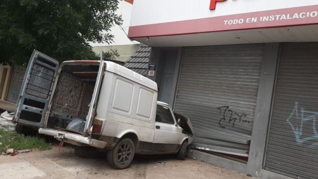 un conductor perdio el control de su camioneta y choco contra el frente de un local