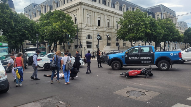 un auto choco a una moto y hubo demoras en pleno centro