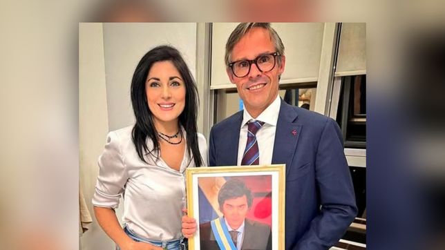 la aparicion mediatica de foster gillett sosteniendo un cuadro de javier milei