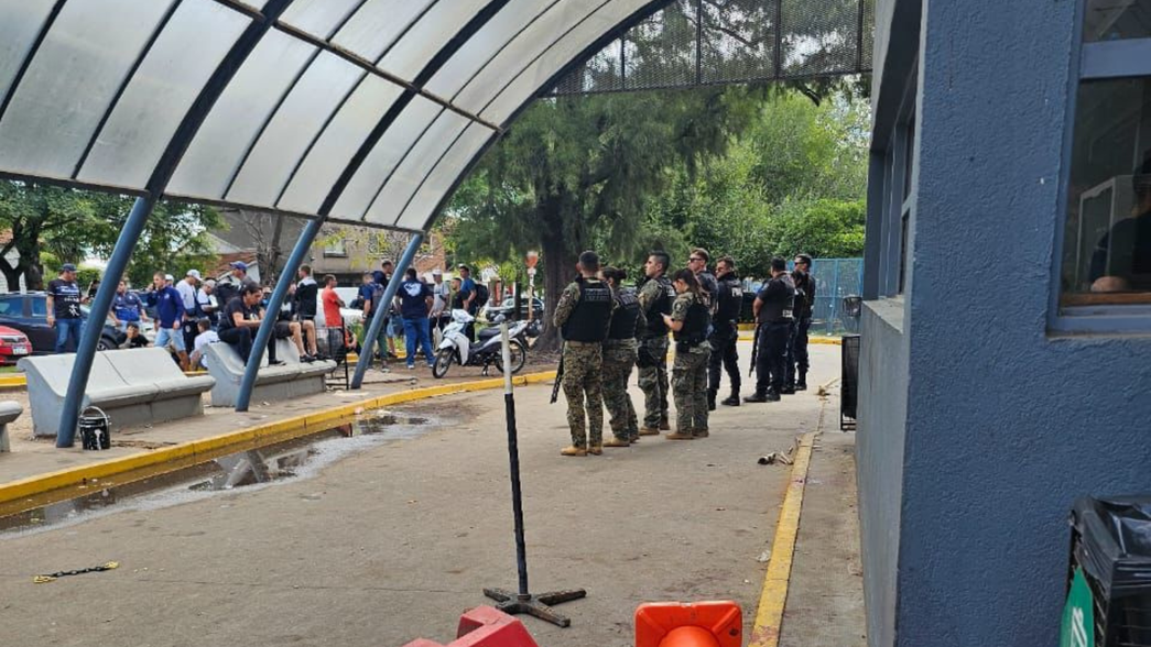 Tiroteo y tensión en el hospital de Gonnet por un violento enfrentamiento entre barras