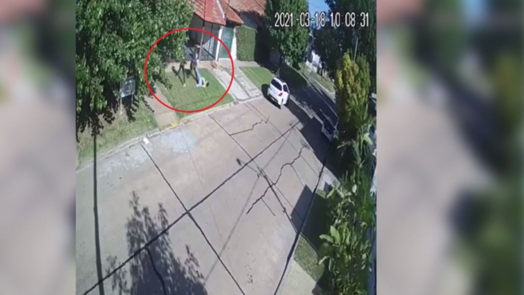 Dramático asalto en La Plata: atacaron y tiraron al piso a una joven para robarle