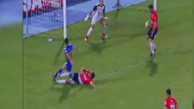 el increible blooper de un ex gimnasia que convirtio dos goles en contra en un partido