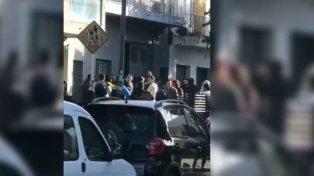 facciones de uocra y sitraic volvieron a cruzarse a metros de una escuela: hay un herido