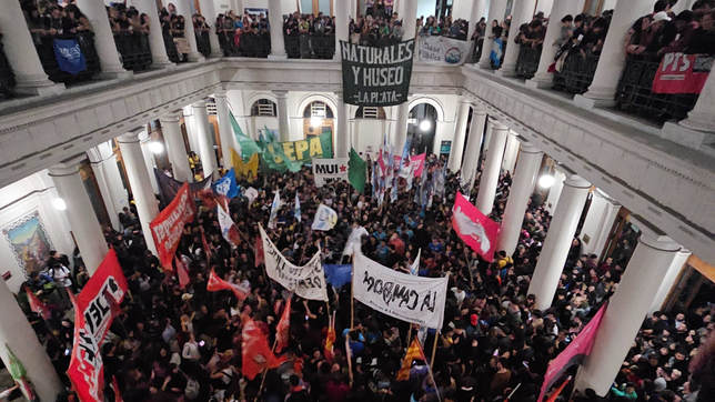 el rectorado de la unlp, tomado despues del veto al financiamiento