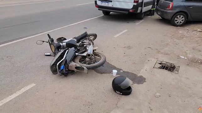 una motociclista de la plata fue embestida por un auto conducido por un policia y termino internada