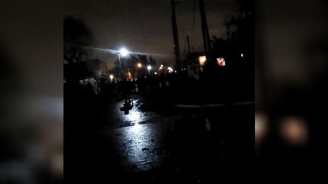 video: tiros, piedrazos y policias heridos tras un enfrentamiento por un presunto abuso