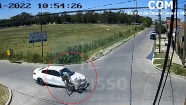 video: viajaba en bicicleta, lo choco un auto, volo por los aires y se salvo de milagro