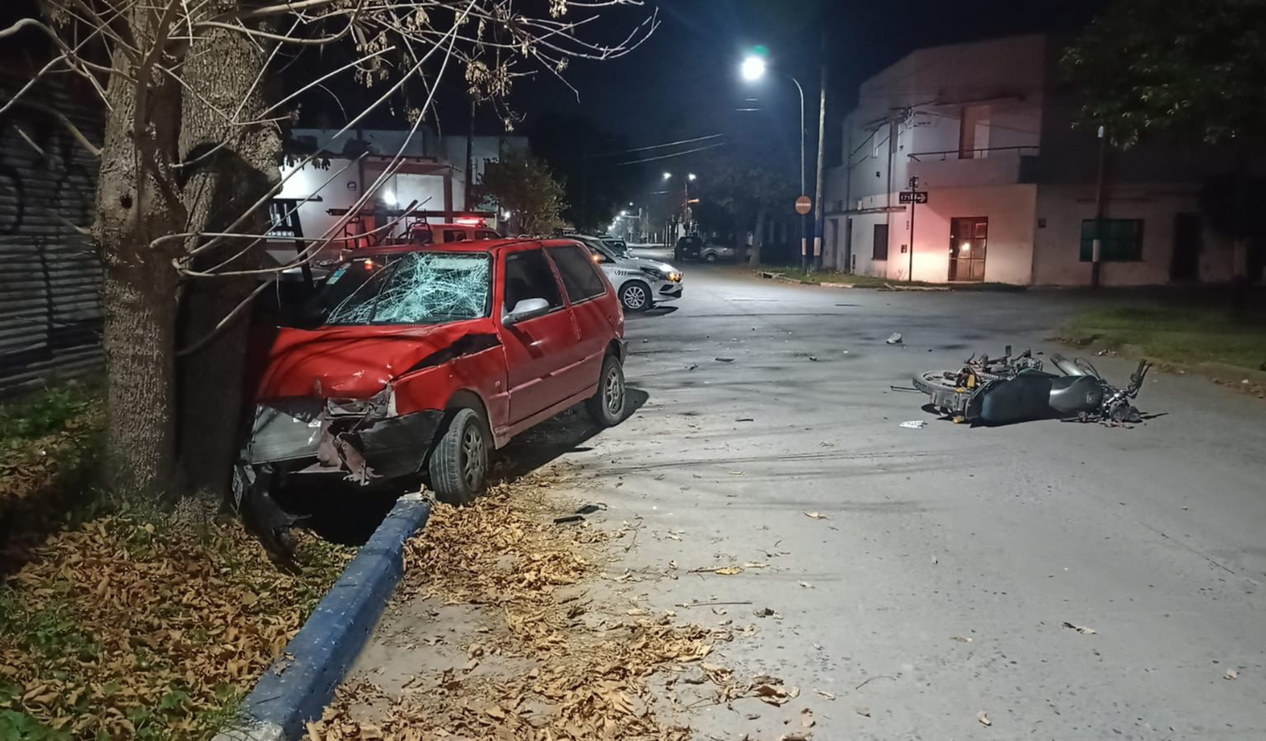 Choque de auto y moto en Berisso.png