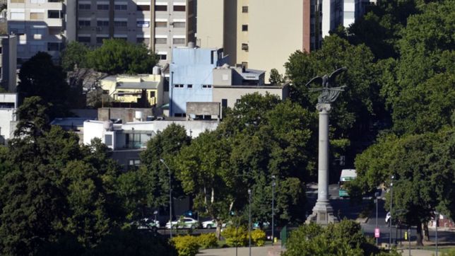 discusion, batalla campal y hasta piedrazos contra la policia en plaza italia