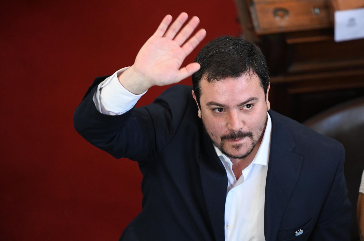 Julio Alak le robó a Máximo Kirchner un concejal clave en su línea sucesoria