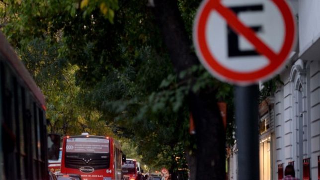 prohiben estacionar en varias calles del centro de la plata
