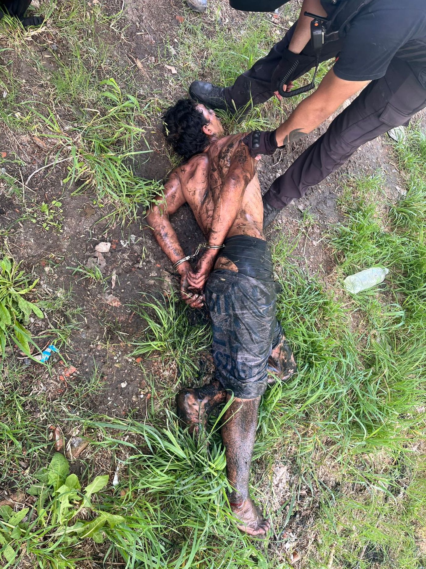 Un hombre agredi&oacute; a su madre en Ensenada y termin&oacute; detenido en un zanj&oacute;n