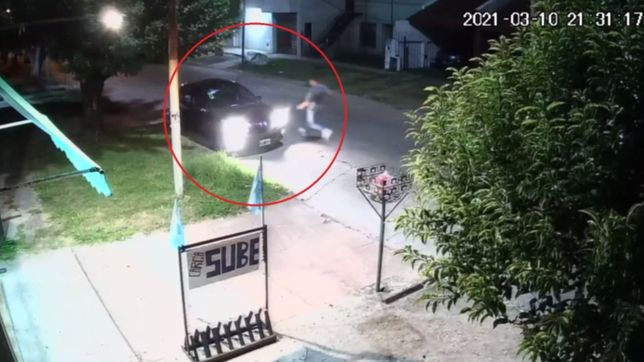 video: bajo del auto para abrir el porton, lo dejo marcha y se lo robaron en segundos