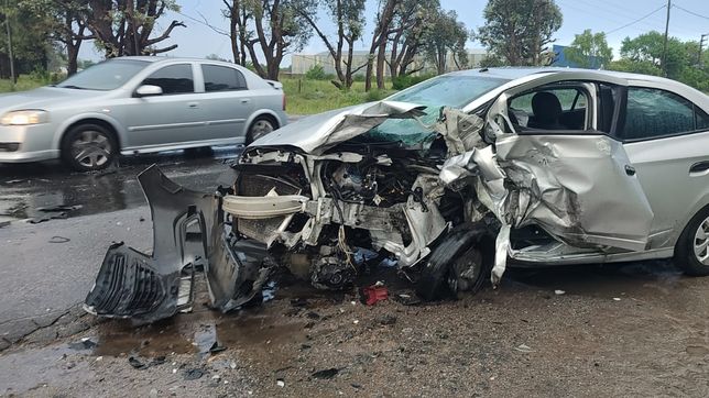 dos autos chocaron a toda velocidad en la plata y un hombre resulto herido de gravedad