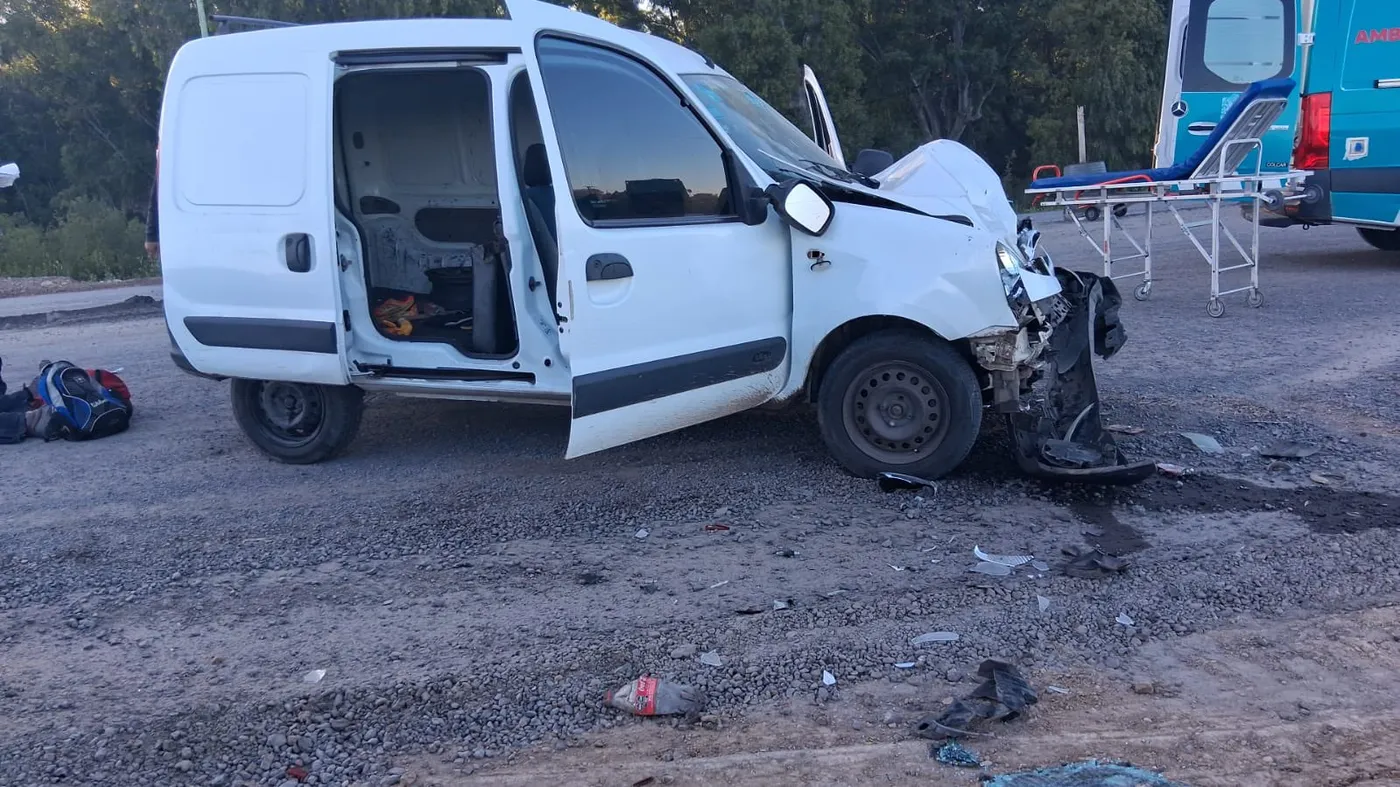 Así quedó la camioneta que impactó contra el Renault 9 en un trágico accidente que conmociona a Ensenada
