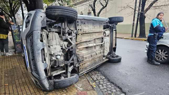 impresionante choque y vuelco en el centro de la plata