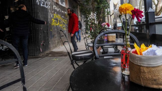 se fueron sin pagar, la moza tuvo que hacerse cargo y motivo la solidaridad de la gente