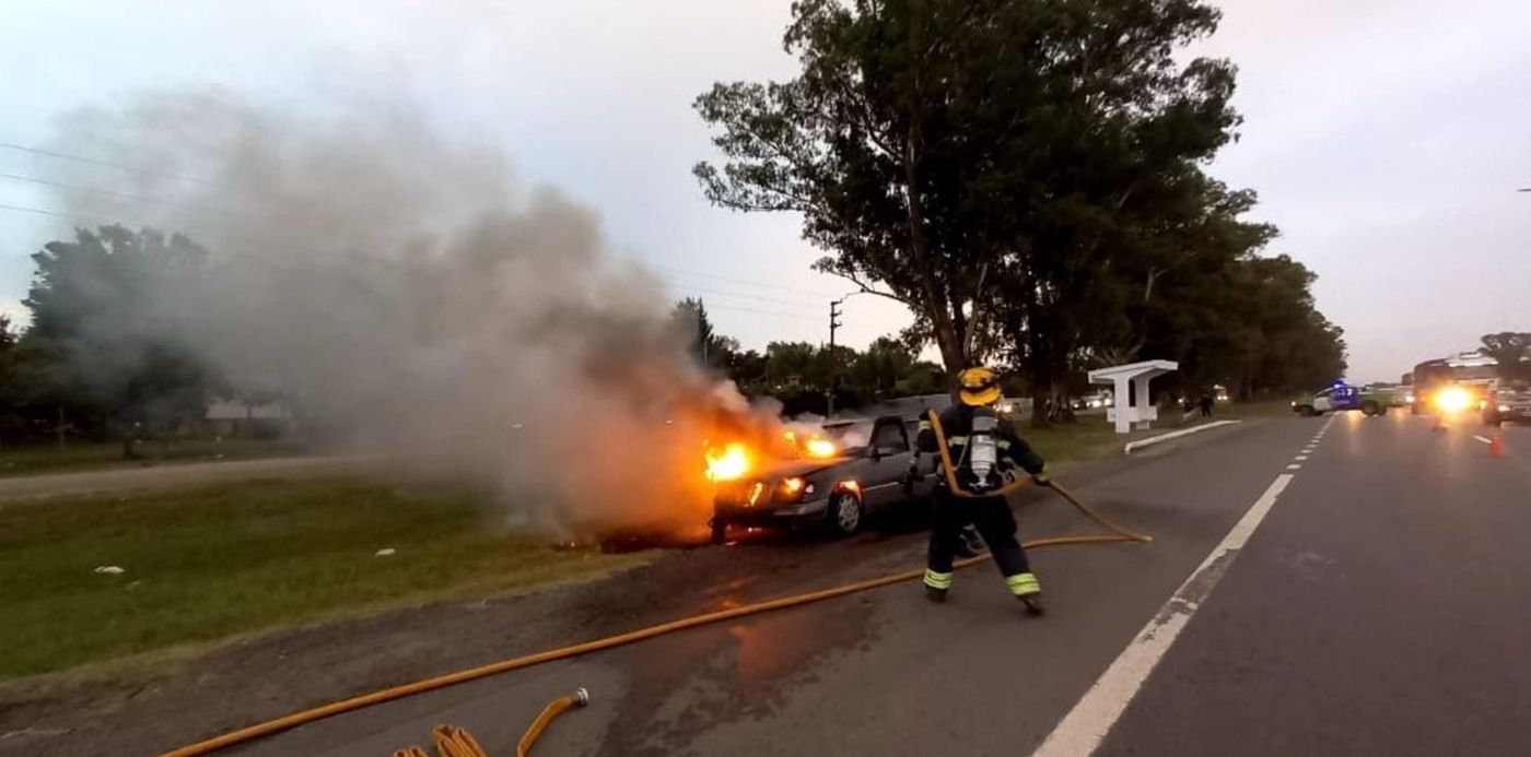 Incendio de un auto en Autovía 2