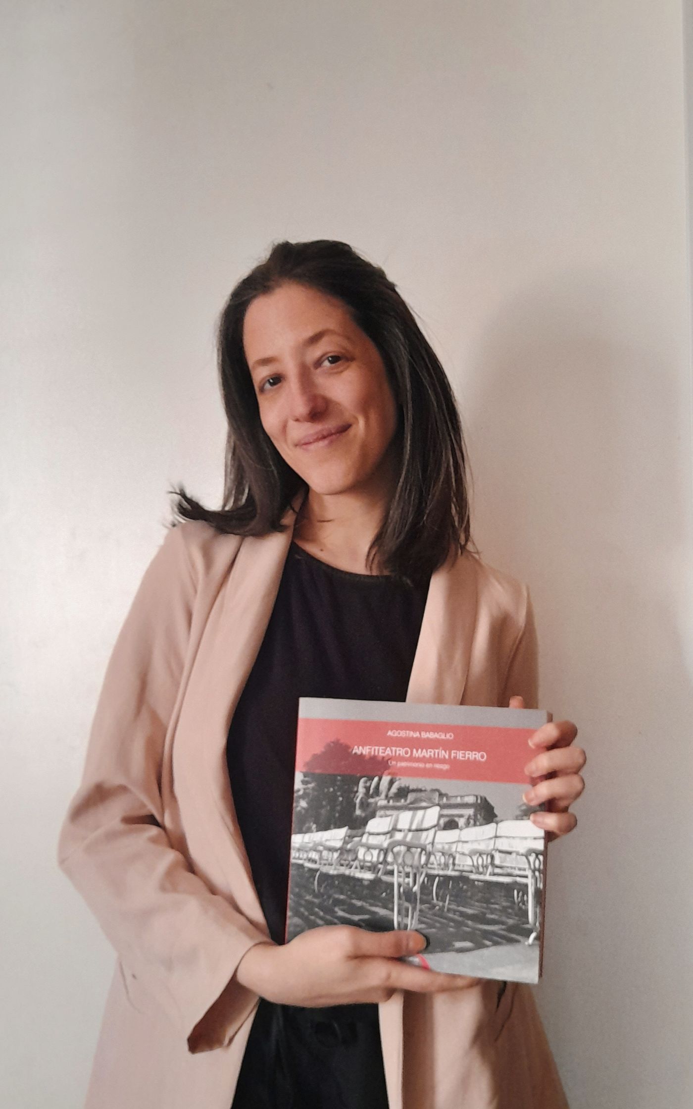 Agostina Babaglio y su libro. 