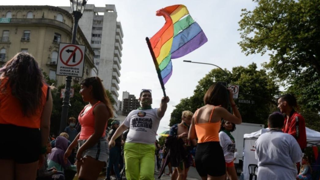 La Marcha del Orgullo copó las calles de La Plata con bombos, banderas y baile