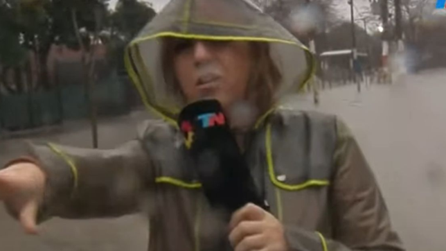 video: una movilera de tn cayo en una zanja cuando cubria la inundacion en la plata