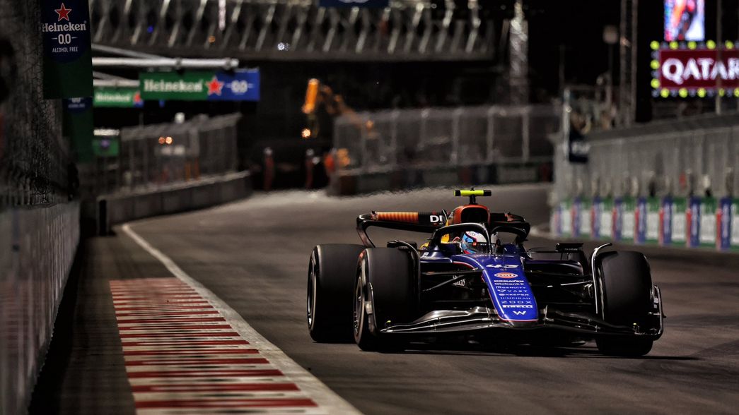 Franco Colapinto largó último, terminó 14 en Las Vegas y Max Verstappen se consagró campeón