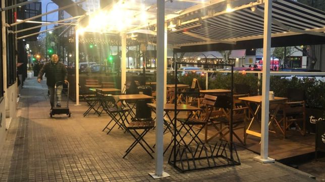 casi 70 bares y restaurantes todavia tienen decks en el espacio publico de la plata