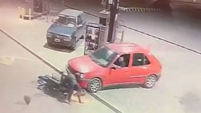 video: choco de frente a un motochorro que intento robarle a un ciclista en la plata