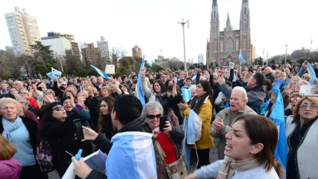 cientos de personas marcharon en el centro de la plata en apoyo al gobierno nacional