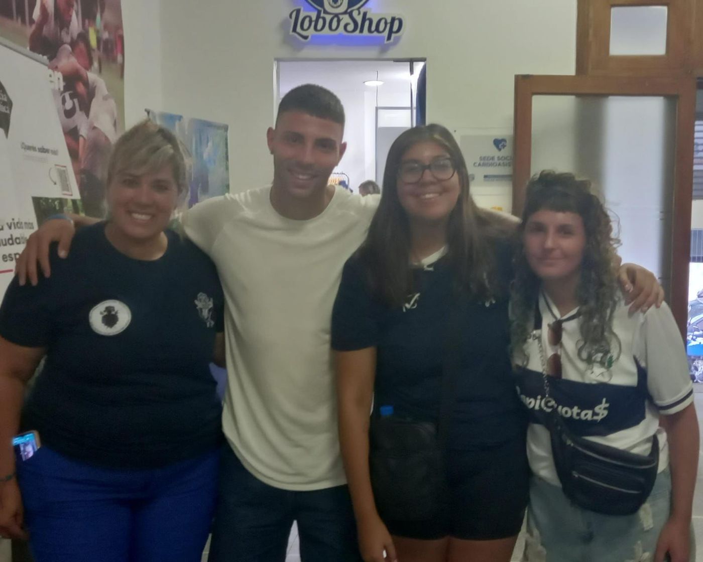 Ivo Mammini posando junto a integrantes de Gimnasia Social.