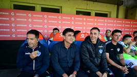 un cambio en el cuerpo tecnico de velez altera los planes para la final con estudiantes