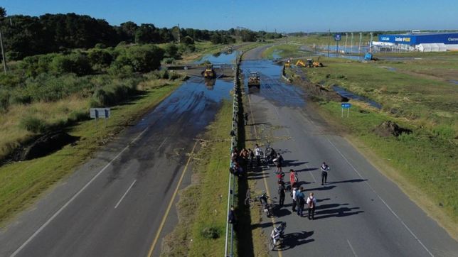 cortaron una ruta clave a la costa atlantica por un derrame cloacal