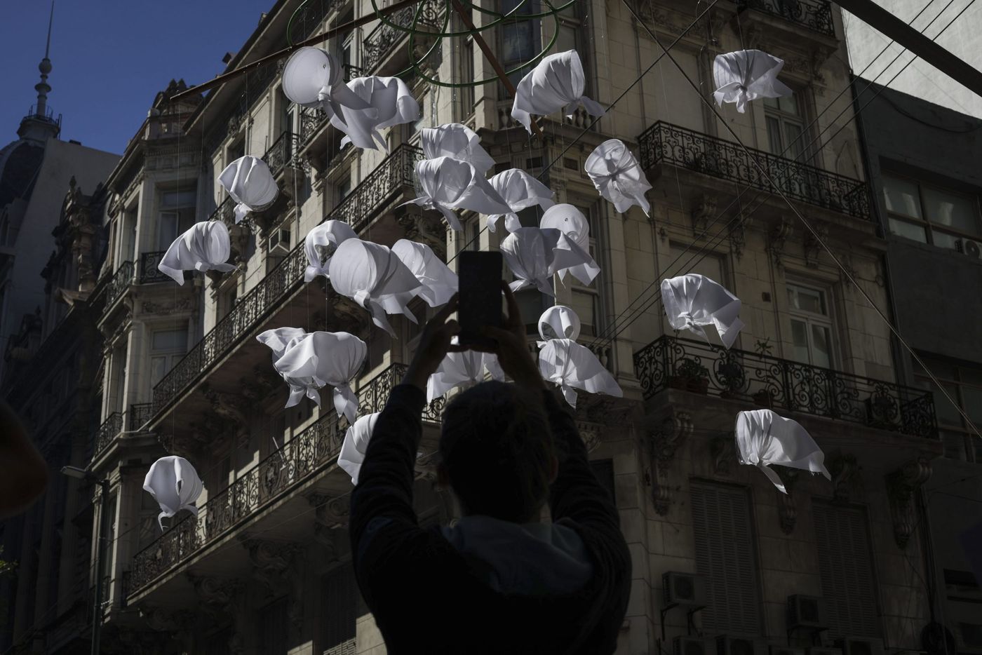Una de las esquina porteñas, en la previa del acto por el Día de la Memoria