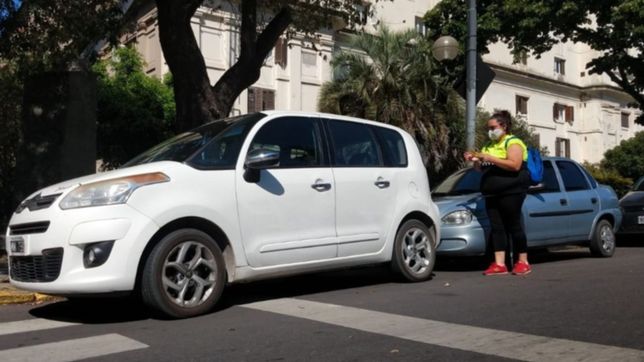 multan a mas de 100 vehiculos mal estacionados en el centro de la plata