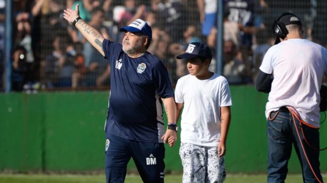 hay diego 2020 y gorrita por pellegrino: los mensajes de maradona en el bosque