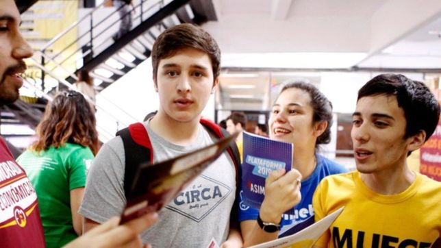 ya vote: el insolito distintivo para esquivar a los militantes que es furor en la unlp