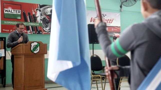 julio garro tomo juramento a la bandera a chicos de una escuela de los hornos