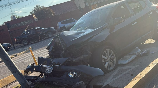 perdio el control de su auto, se incrusto contra un poste en diagonal 73 y esta grave