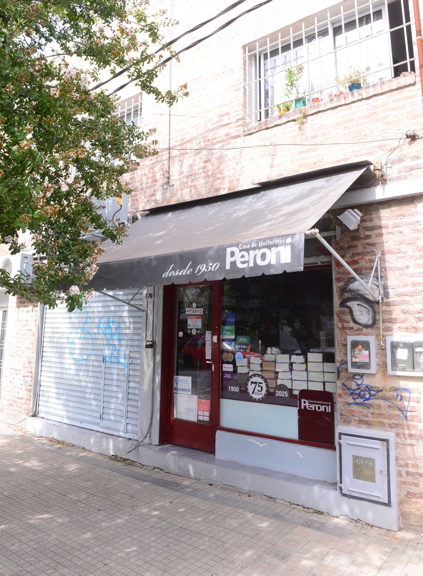 Casa Peroni es una de las pioneras de la Red de Comercios Familiares Históricos de La Plata. Funciona desde hace más de 65 años