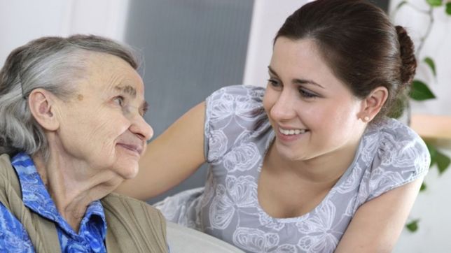 impulsan en la plata la creacion de un regimen laboral para los cuidadores domiciliarios