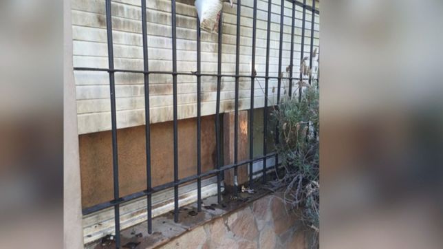 intentaron quemar una casa de city bell con la familia adentro y la policia no los atendio