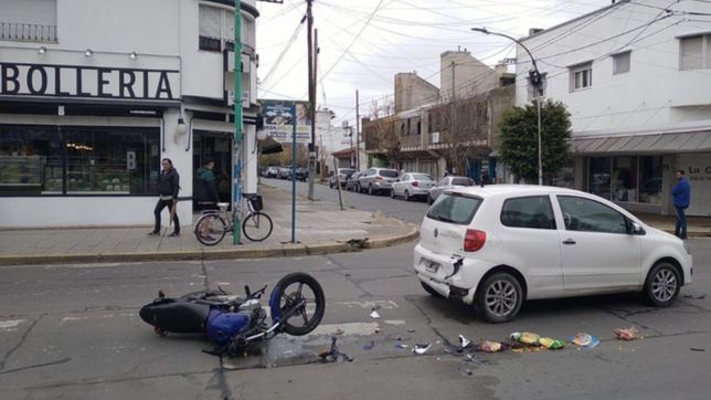 grave accidente en berisso: un motociclista choco contra un auto y sufrio graves heridas