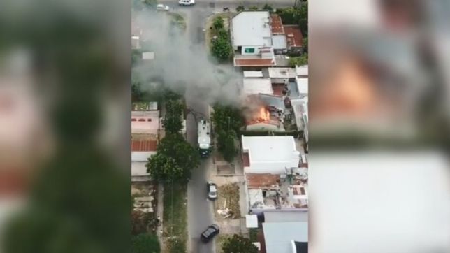 videos: asi se vio el impresionante incendio en una casa de los hornos