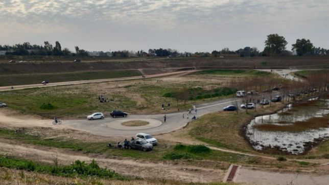 un policia tiro del auto a su pareja en una cantera de la plata