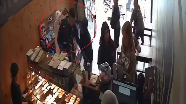 le pusieron un arma en la cabeza a un repartidor y se llevaron la moto