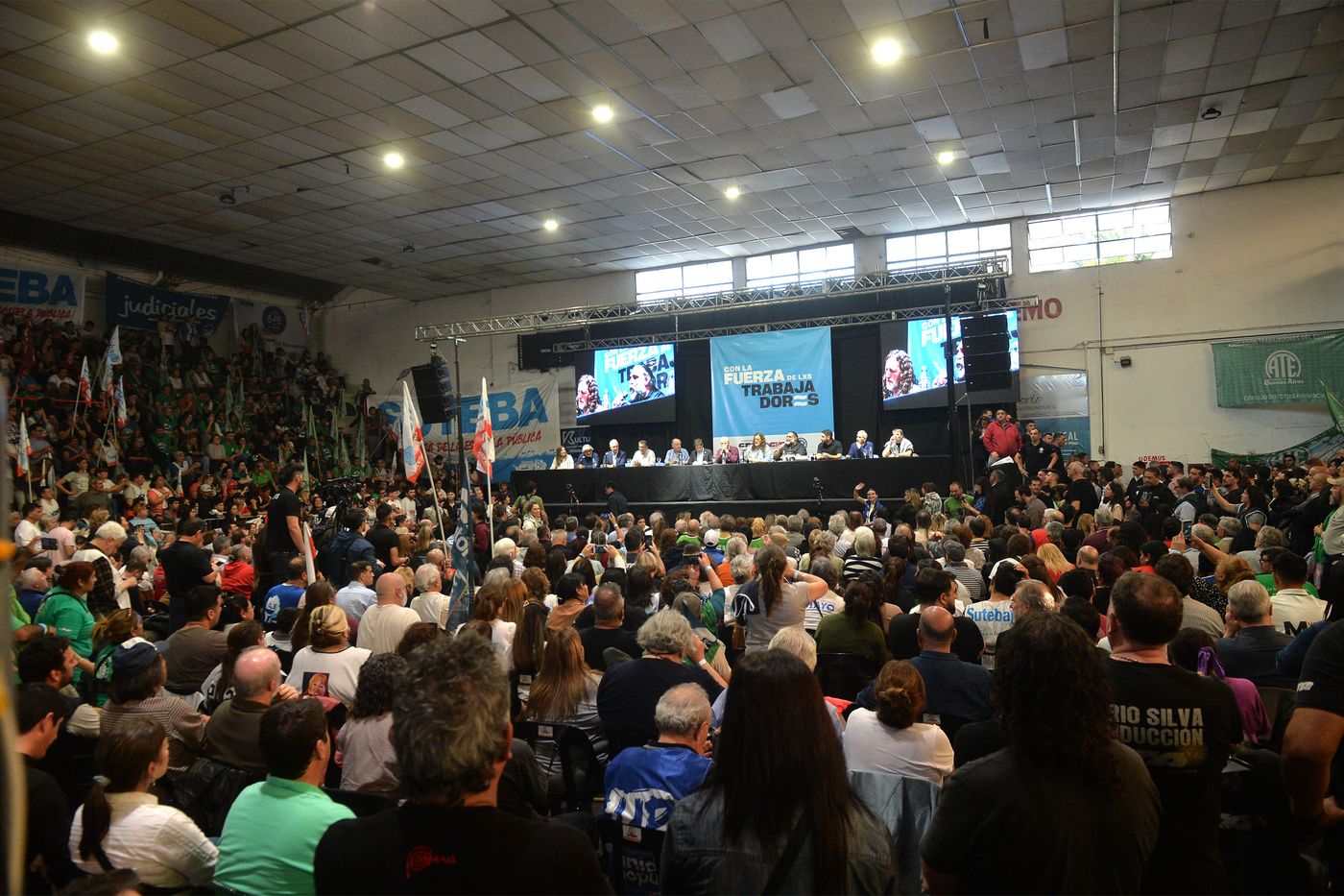 El acto reunió a referentes gremiales, candidatos de Fuerza Patria y militantes, mostrando la unidad del peronismo en La Plata