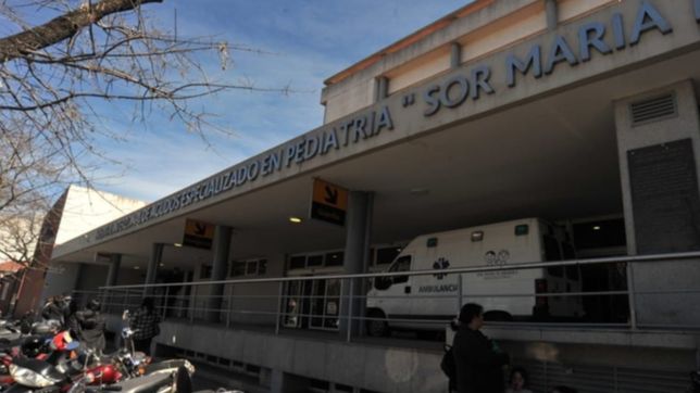 camillas por autos electricos, el metodo del hospital de ninos para evitar traumas en los mas chicos