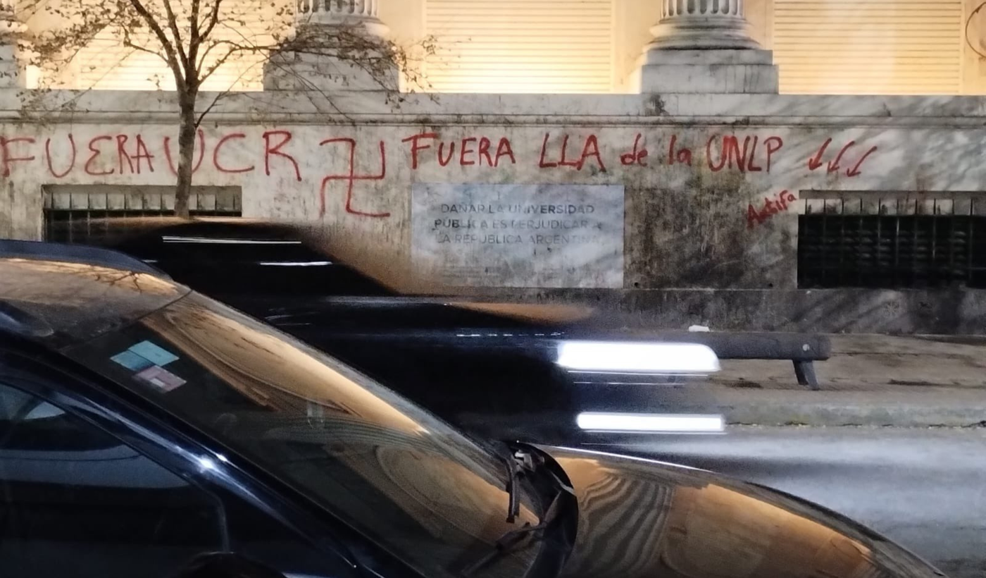 Pintadas contra la UCR esvásticas.png